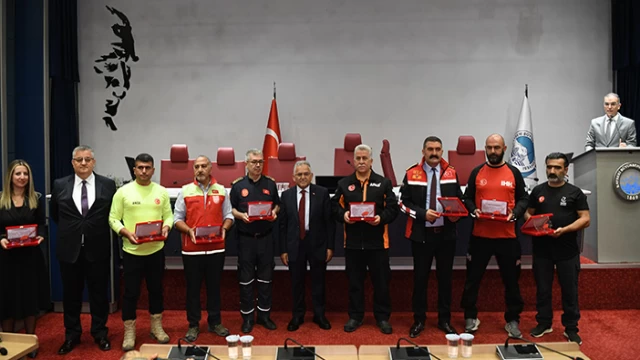 Başkan Büyükkılıç'tan Afetin İsimsiz Kahramanlarına Plaket