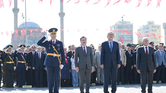 Büyükkılıç, Cumhuriyet Bayramı Kutlamasında Çelenk Sundu