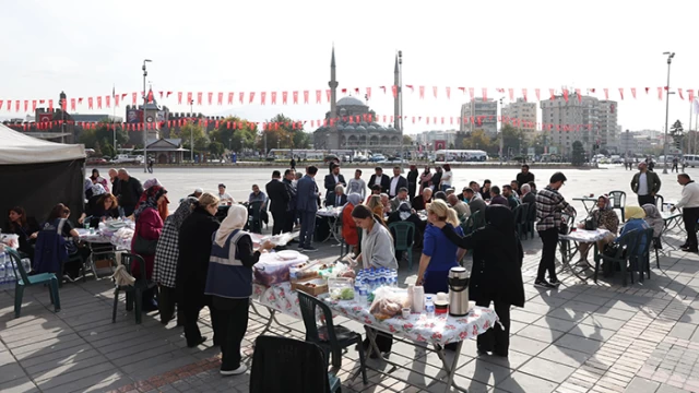 Depremzede çocuklar yararına kermes ziyareti