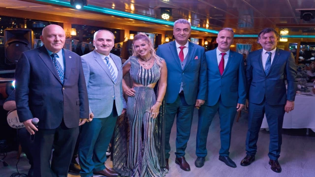 Nadide Sultan, denizci kepi ile konser verdi