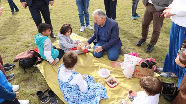 Başkan Büyükkılıç, Millet Bahçesi'ne gelen vatandaşlarla buluştu