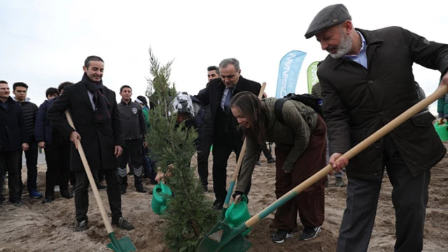 Başkan Çolakbayrakdar Öğrencilerle ağaç dikti