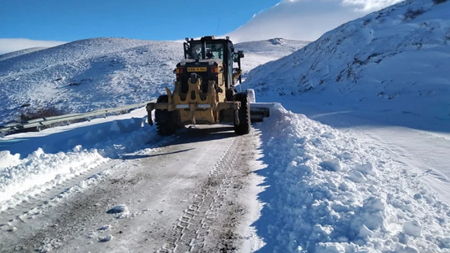 Büyükşehir Belediyesi kardan kapanan yolu açtı