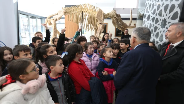 Büyükşehir'in Fosil Sergisi miniklerin ilgi odağı oldu