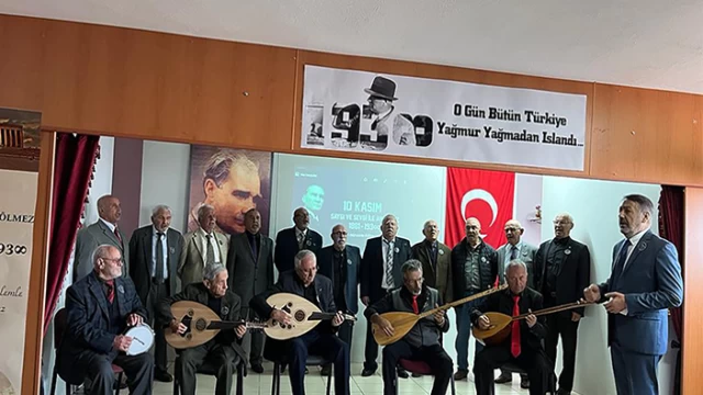 Ulu Çınarlar Korosu Ve Liseli Gençler Atatürk'ün Sevdiği Şarkıları Seslendirdi