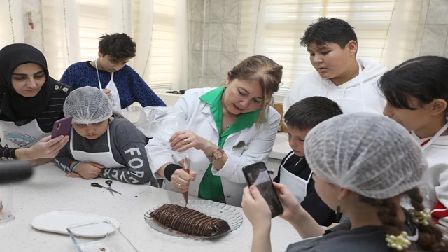 Anne ve çocukları birlikte pasta yaptı