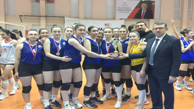 Genç kızlar voleybolda kupalar sahibini buldu