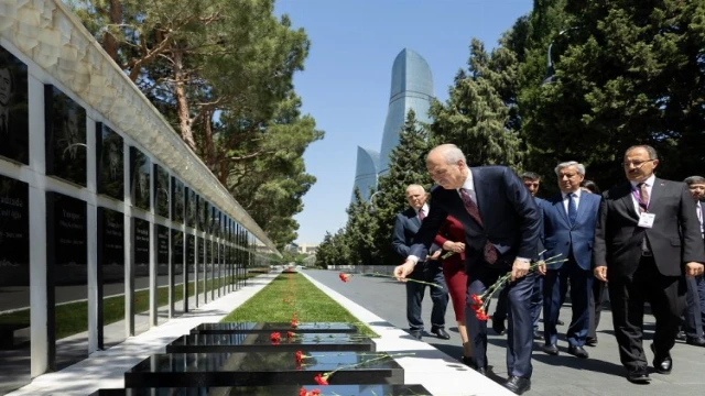 Kurtulmuş, Bakü’de şehitliği ziyaret etti