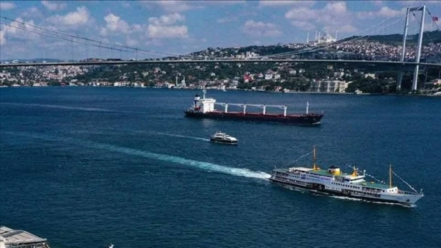 İstanbul Boğazı'nda gemi trafiği çift yönlü askıda