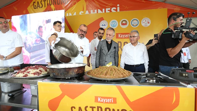 Büyükkılıç, Gastronomi Günleri'nde Stantları Gezdi, Ünlü Şeflerle Yemek Yaptı