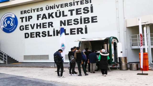 Tıp Fakültesi öğrencilerine sıcak çorba