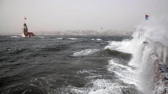 Yarın İstanbul'da Fırtına Alarmı: Valilikten Saatli Uyarı Geldi