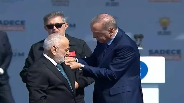 Yeniden Refah'tan İstifa Etmişti: Yeni Rozetini Bizzat Cumhurbaşkanı Erdoğan Taktı!