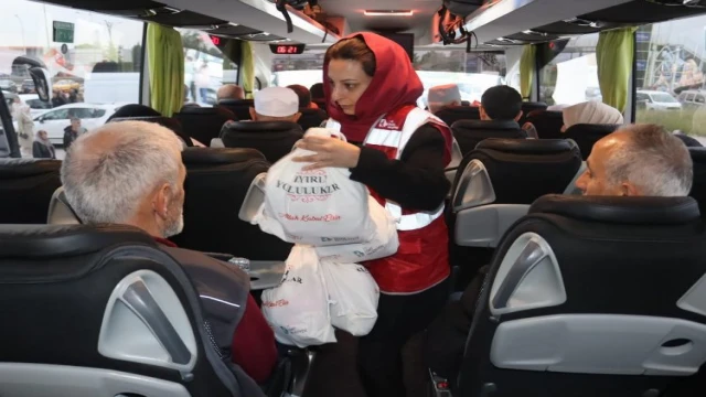 İzmit’te hacı adayları hediyelerle uğurlandı