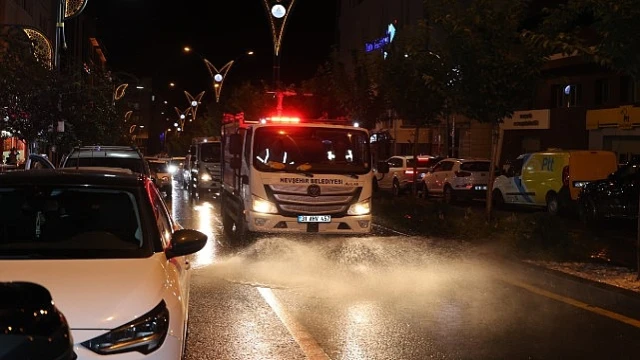 Foşur Foşur yıkanan cadde ve sokaklara gül suyu sıkıldı