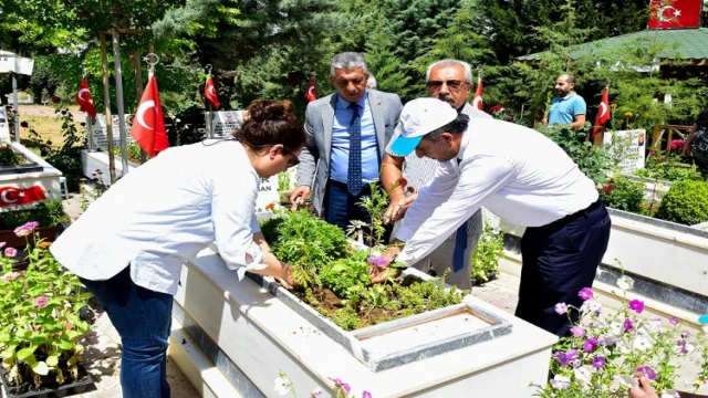 Malatya’da şehitlerin kabirleri çiçeklerle bezendi