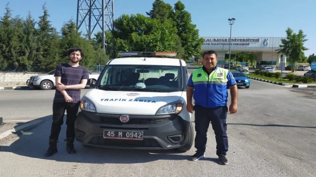 Manisa’da trafik zabıta öğrencileri sınava yetiştirdi