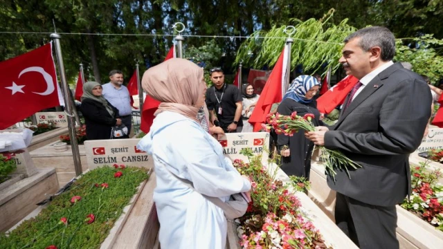 Bakan Tekin 15 Temmuz şehitleri için Karşıya Mezarlığı’nda