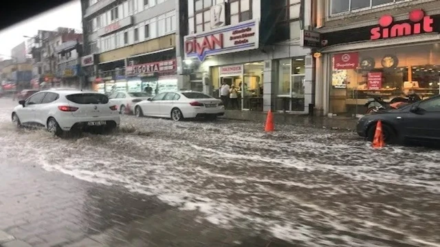 Bursa’da cadde ve sokaklar göle döndü