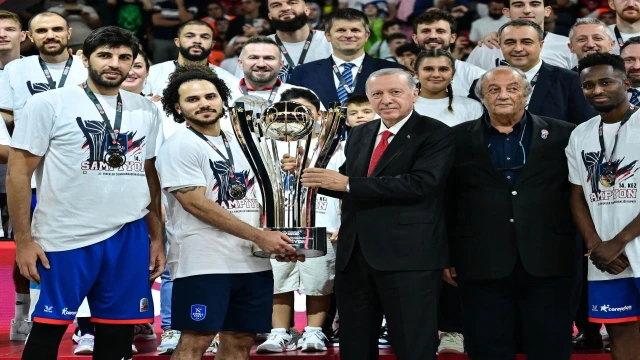 Anadolu Efes, 37. Cumhurbaşkanlığı Kupası'nı Kaldırdı!